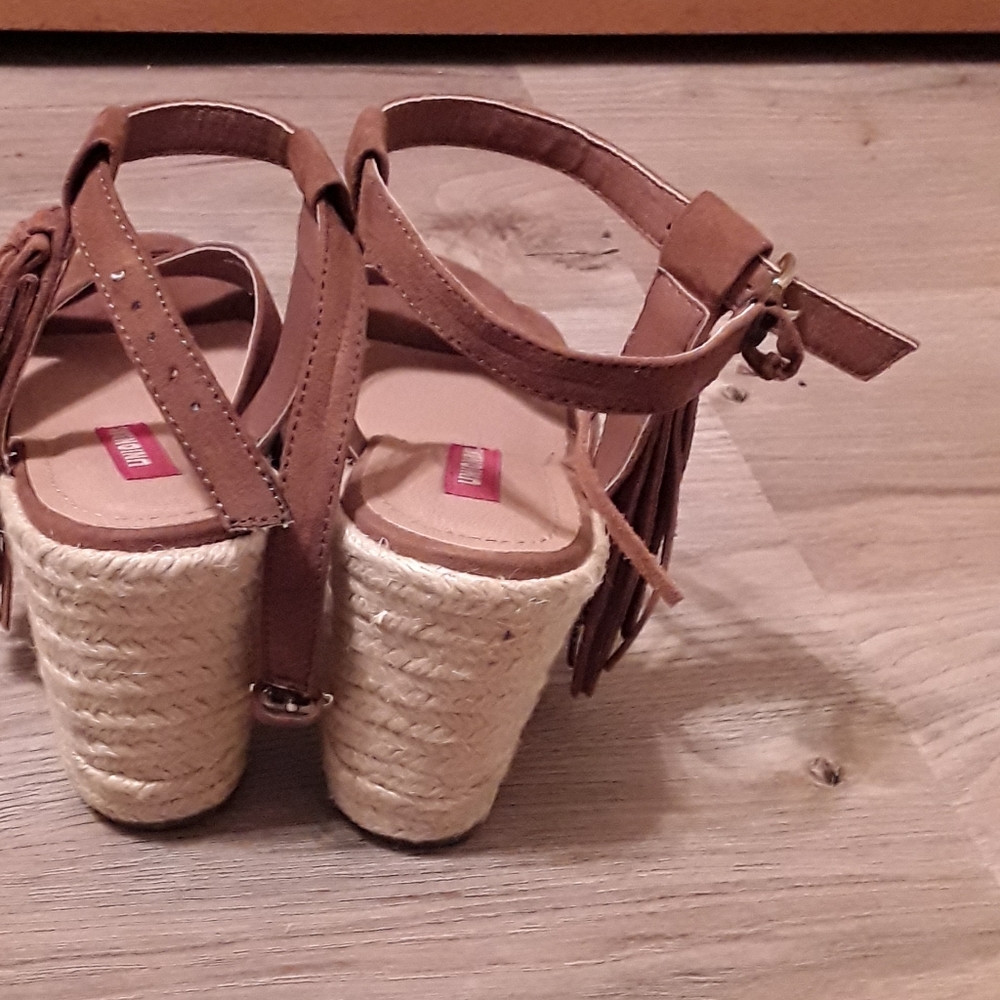 Shoes - Picture 3 of 4